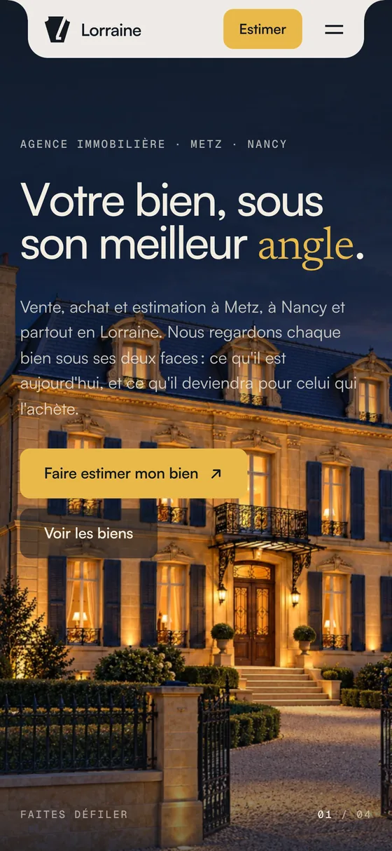 Lorraine Immobilier sur téléphone : la maison au crépuscule sous le titre.